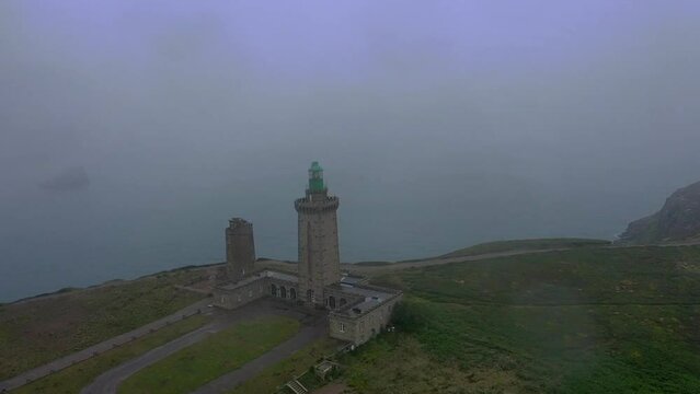 Drohnenaufnahme, Drohnenflug über den Parkplatz und den Leuchtturm am Cap Frehel, schlechtes Wetter, Nebel, Regen, Küste, Atlantik, Département Côtes-d’Armor, Bretagne, Frankreich