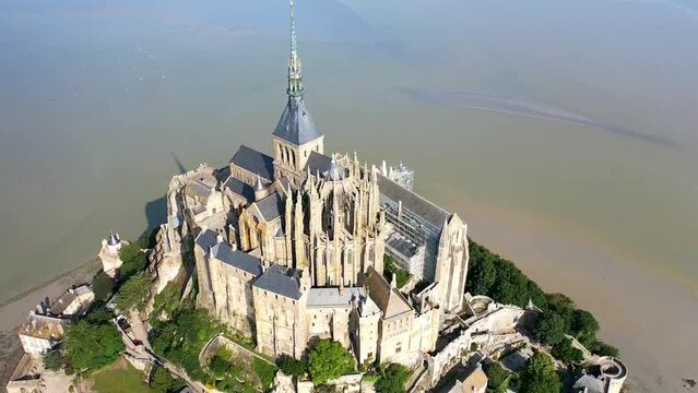 Drohnenaufnahme, Drohnenflug um das historischen Kloster Le Mont Saint Michel mit Blick auf Details der Insel im Atlantik im Sonnenlicht, Pontorson, Département Manche, Normandie, Frankreich