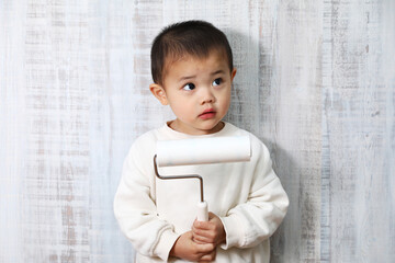 コロコロとゴミを取る道具を持っている男の子