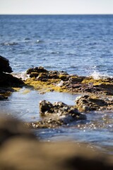 Mer vague sur une plage de rocher - paysage tourisme vacances