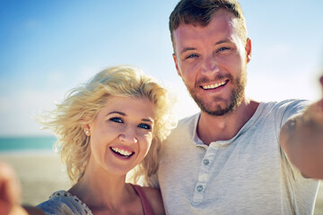 Obraz premium Happier than a seagull with a french fry. Cropped shot of n affectionate couple spending the day at the beach.