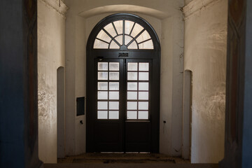 Fototapeta na wymiar beautiful vintage wooden door in an old antique villa