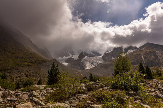 Piz Morteratsch weather change from Val Roseg with heavy clouds closing in fast