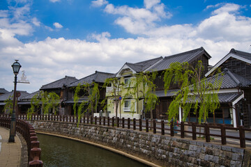 川岸通りと古い建物の街並み