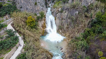 Cascada de cañón del tipo torrencial en Alicante, Estret de les Penyes o Estrecho de las Peñas