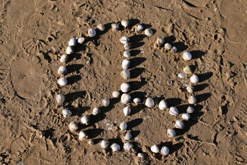 Friedenszeichen aus Muscheln am Strand von Duhnen an der Deutschen Nordsee