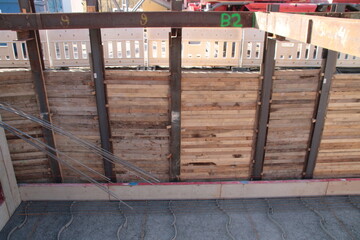 Baugrube ist mit Eisenträgern und Bauholz gegen Einstürzen gesichert