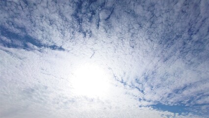 空一面に広がるまだら模様の雲