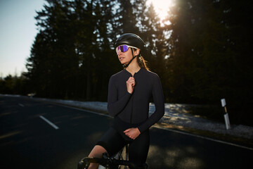Radsport cycling bike Fahrradfahrer im Helm Rennrad trikot Sport Girl Frau
