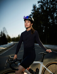 Radsport cycling bike Fahrradfahrer im Helm Rennrad trikot Sport Girl Frau