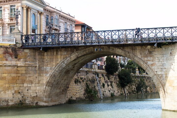 Obraz premium The Segura river as it passes through the city of Murcia, with the bridge of Los Peligros in the foreground