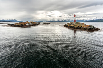 Vista panoramica di una  costa della Patagonia con  un faro sulla destra