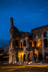 Naklejka premium Colosseum at night in Rome, Italy