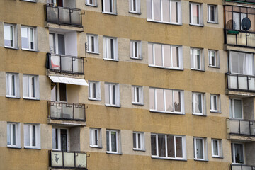 Bloki z wielkiej płyty, zbliżenie na okna i balkony © Arkadiusz