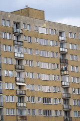 Bloki z wielkiej płyty, zbliżenie na okna i balkony © Arkadiusz