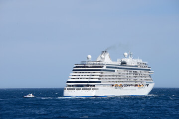 bateau de croisière quittant le port en Méditerranée avec l'aide du pilote du port