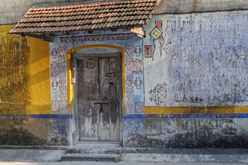 vieille porte avec couleurs vives