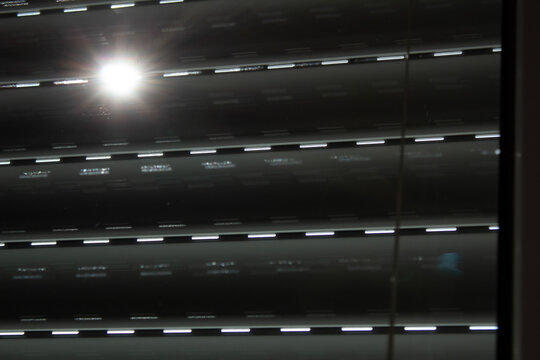 Sonne scheint durch Rollladen