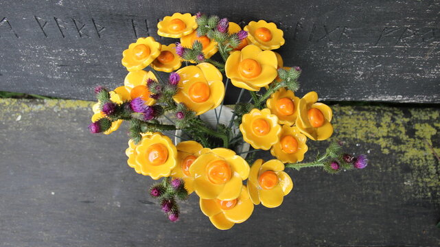 Keramikbl&uuml;ten mit Disteln