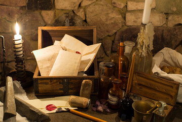 still life mit Holzbox und Chemiegläsern
