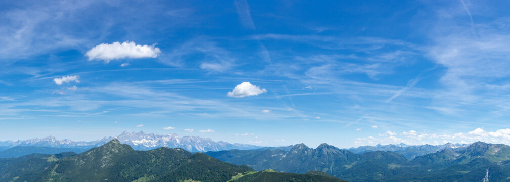 Blick vom Gamskogel &Ouml;sterreich auf Dachsteingebirge mit Gebirgszug