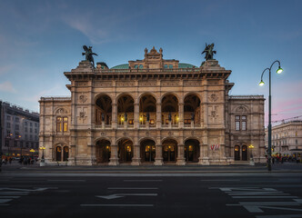 Fototapeta premium Vienna State Opera (Wiener Staatsoper) at sunset - Vienna, Austria