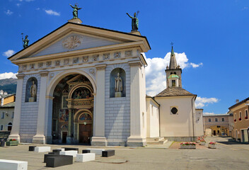 Place et cathédrale d'Aoste en Italie.