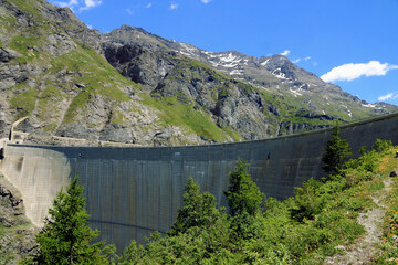 Lac, cascade  et barrage de Mauvoisin, en Suisse. Retenue hydroélectrique.