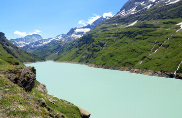 Naklejka na ściany i meble Lac, cascade et barrage de Mauvoisin, en Suisse. Retenue hydroélectrique.