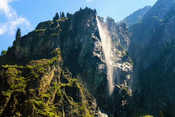 Grande cascade dans la vallée de Mauvoisin, dans alpes Suisses.