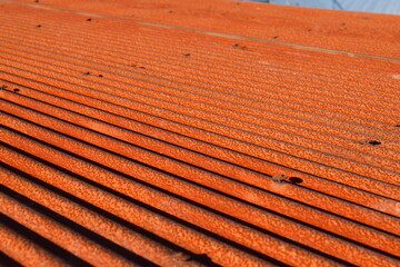 赤茶色に錆びた波トタン