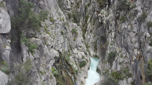 Barranco o Desfiladero, rio ente paredes de rocas con aguas torrenciales, Estret de les Penyes en Alicante, Callosa de Ensarria 