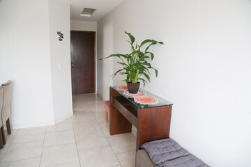 Sala de estar interior de uma casa com mesa e ventilador marrom de teto.