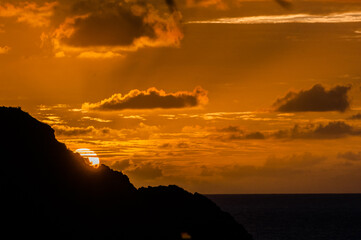 Um lindo pôr-dol entre montanhas do Arquipélago de Fernando de Noronha, no Brasil. 