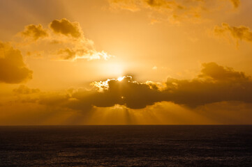 Obraz na płótnie Canvas Um lindo pôr-do-sol no Arquipélago do Fernando de Noronha, no Brasil.