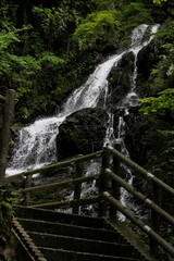 勢いよく流れ落ちる滝の急流
