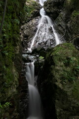 スローシャッターで撮った滝の流れ
