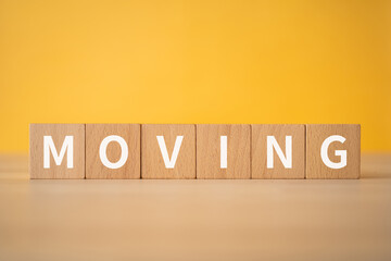 引っ越しのイメージ｜「MOVING」と書かれた積み木