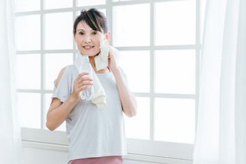 運動・トレーニングをして汗を拭く中高年女性（ダイエット）
