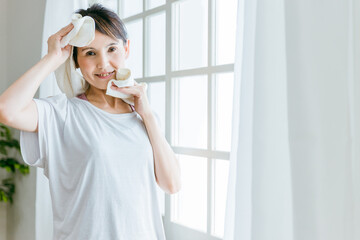 運動・トレーニングをして汗を拭く中高年女性（ダイエット）
