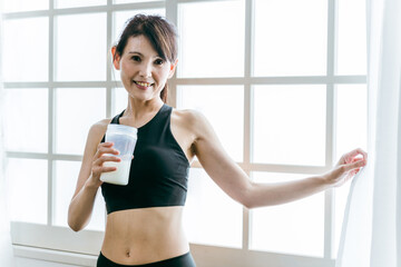 プロテインを飲んでダイエットする美ボディの中高年女性
