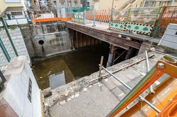 東京都港区南麻布、古河に掛かる五之橋の架け替え工事