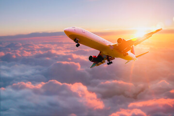 Avion de passagers. Avion commercial de passagers volant au-dessus des nuages à la lumière du coucher du soleil. Voyage d& 39 affaires. Avion commercial. Concept de voyage rapide, de vacances et d& 39 affaires.