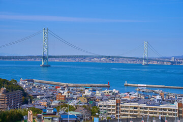 Fototapeta na wymiar 兵庫県の本州と淡路島に架かる明石海峡大橋を淡路市から見る