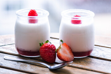 greek yogurt with fresh strawberries