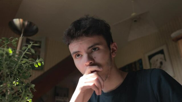 Jeune homme r&eacute;fl&eacute;chissant &agrave; une d&eacute;cision, gros plan - Young caucasian man thinking about a decision, close up