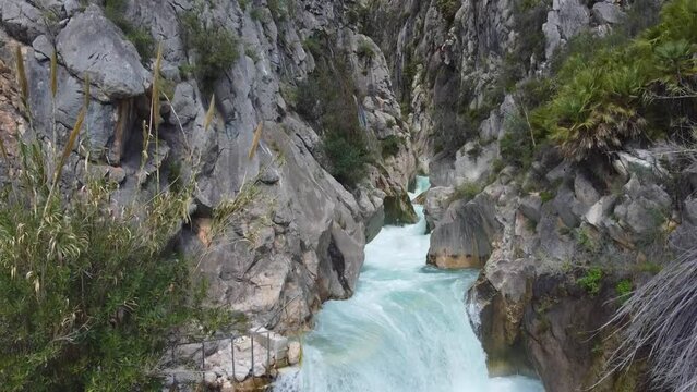 Barranco o Desfiladero, rio ente paredes de rocas con aguas torrenciales, Estret de les Penyes en Alicante, Callosa de Ensarria 