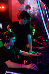 Esports coach giving advice to gamer while preparing him for cybersport tournament © Mediaphotos