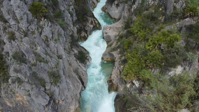 Barranco o Desfiladero, rio ente paredes de rocas con aguas torrenciales, Estret de les Penyes en Alicante, Callosa de Ensarria 