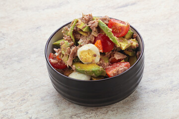 Salad with tuna and avocado